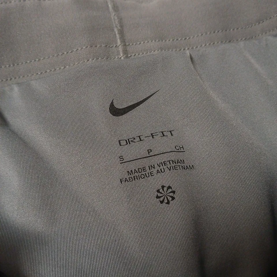 NIKE CHALLENGER SHORTS – GREY, SIZE S, STANDARD FIT