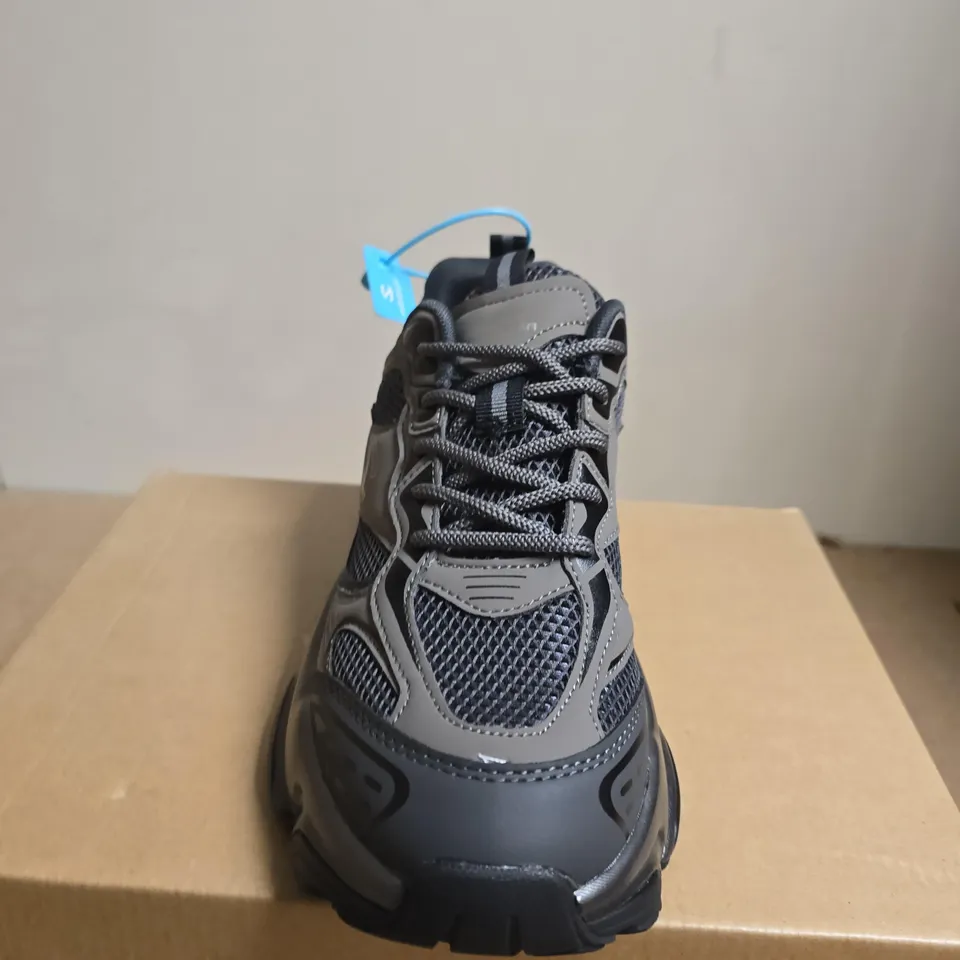 BOXED PAIR OF HOBIBEAR TRAIL RUNNING SHOES – SIZE UNSPECIFIED