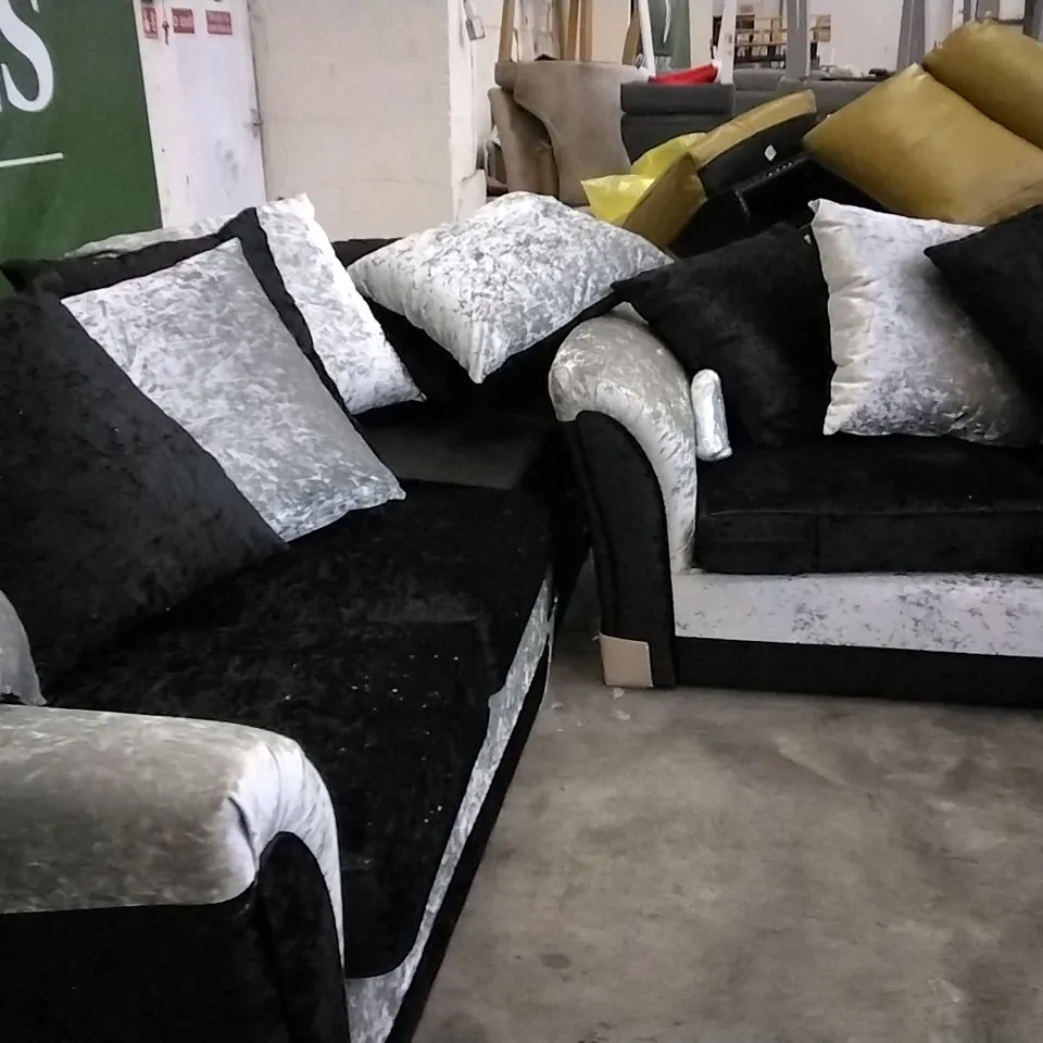 QUALITY DESIGNER PLUSH SILVER AND BLACK L SHAPED CORNER SOFA GROUP WITH SCATTERBACK CUSHIONS