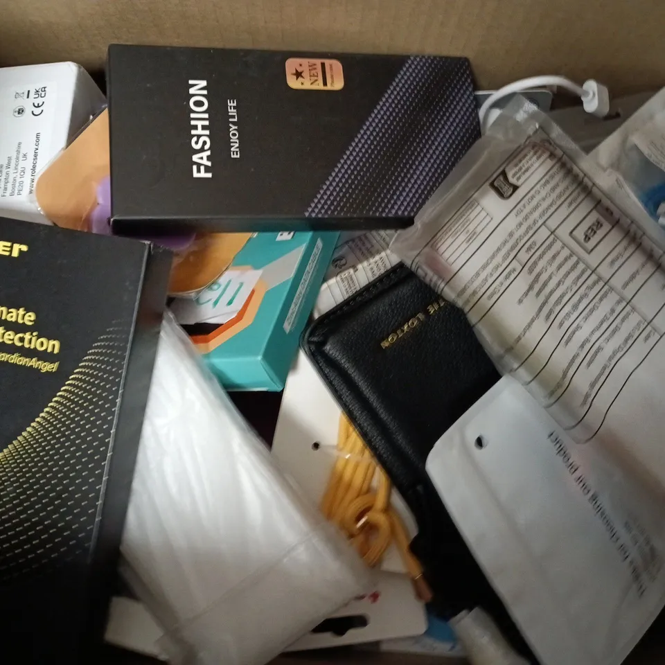 BOX OF APPROXIMATELY 20 ASSORTED HOUSEHOLD ITEMS TO INCLUDE ANKER POWERCORE, PHONE CASE, ETC