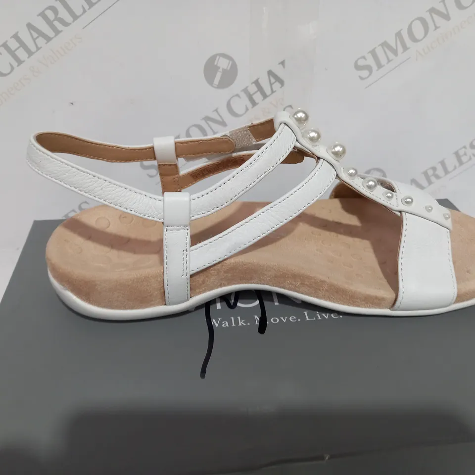 VIONIC WHITE STRAPPED SANDALS SIZE 6 