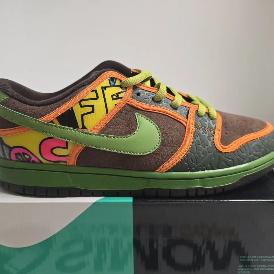 BOXED PAIR OF NIKE SB DUNK LOW – CONCEPTS X NIKE SB DUNK WHEN PIGE FLY - SIZE UK 9.5