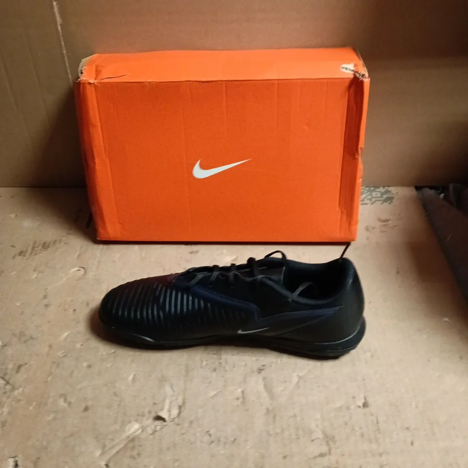 NIKE PERFORMANCE PHANTOM 6 LOW CLUB IC - INDOOR FOOTBALL BOOTS - BLACK - UK SIZE 8