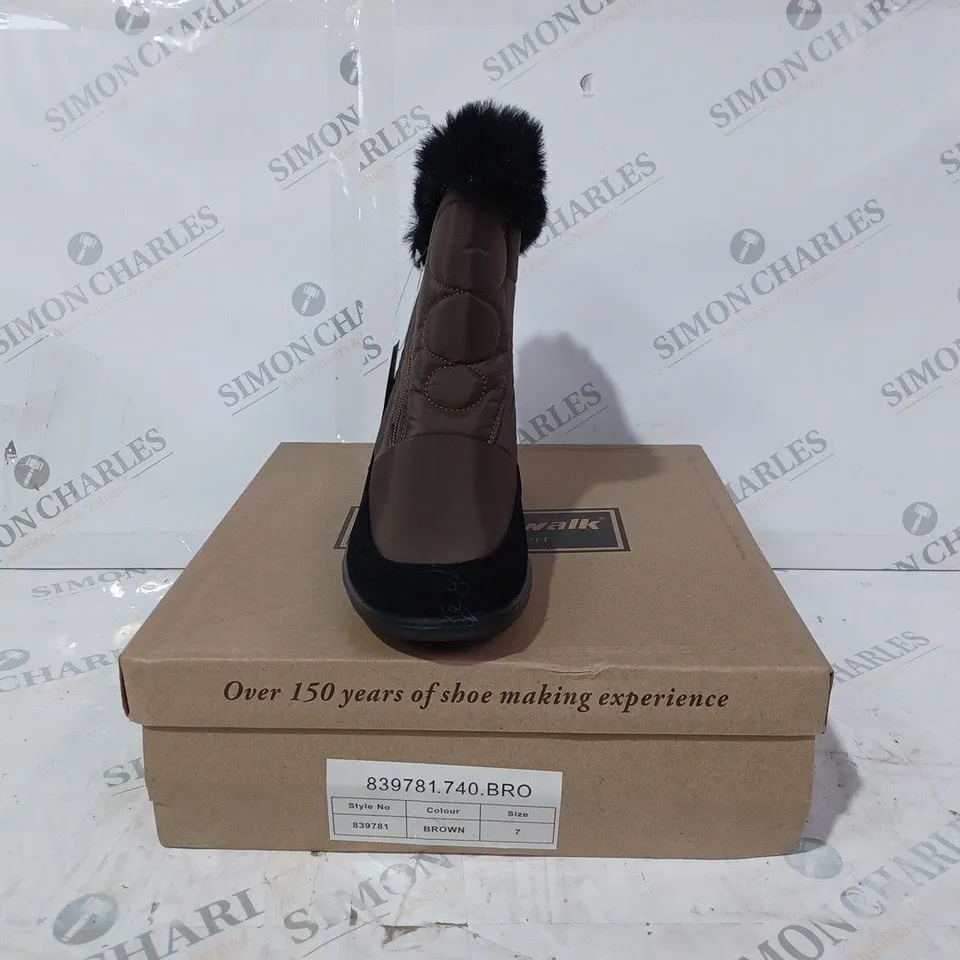 BOXED PAIR OF CUSHION-WALK FAUX FUR LINED ANKLE BOOTS IN BROWN SIZE 7