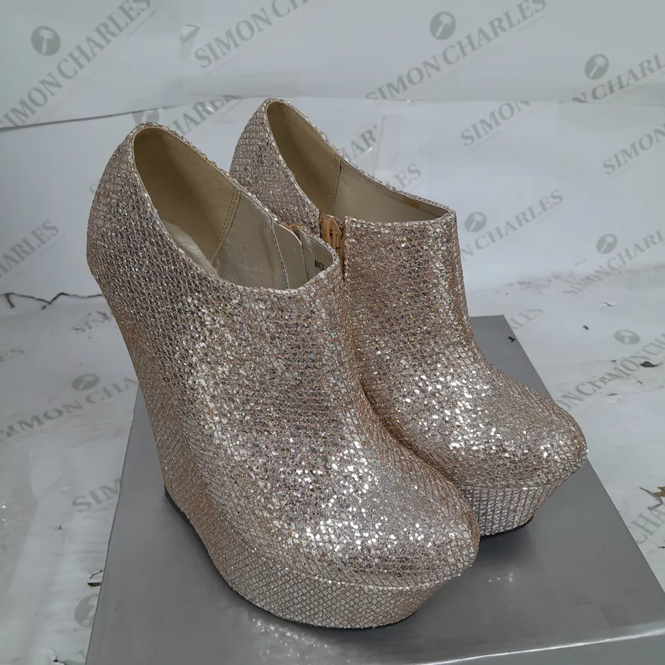 BOXED PAIR OF CASANDRA PLATFORM ANKLE SHOE IN GOLD SHIMMER SIZE 5