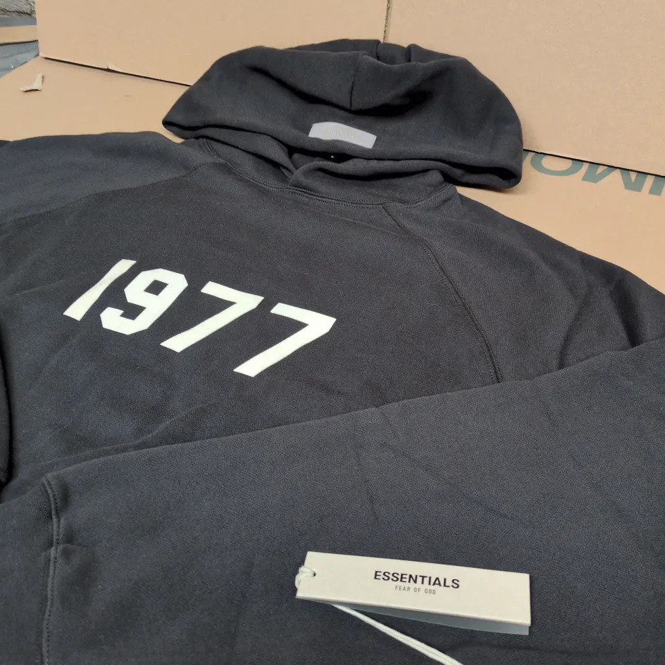 FEAR OF GOD ESSENTIALS HOODIE – BLACK WITH 1977 PRINT - SIZE L