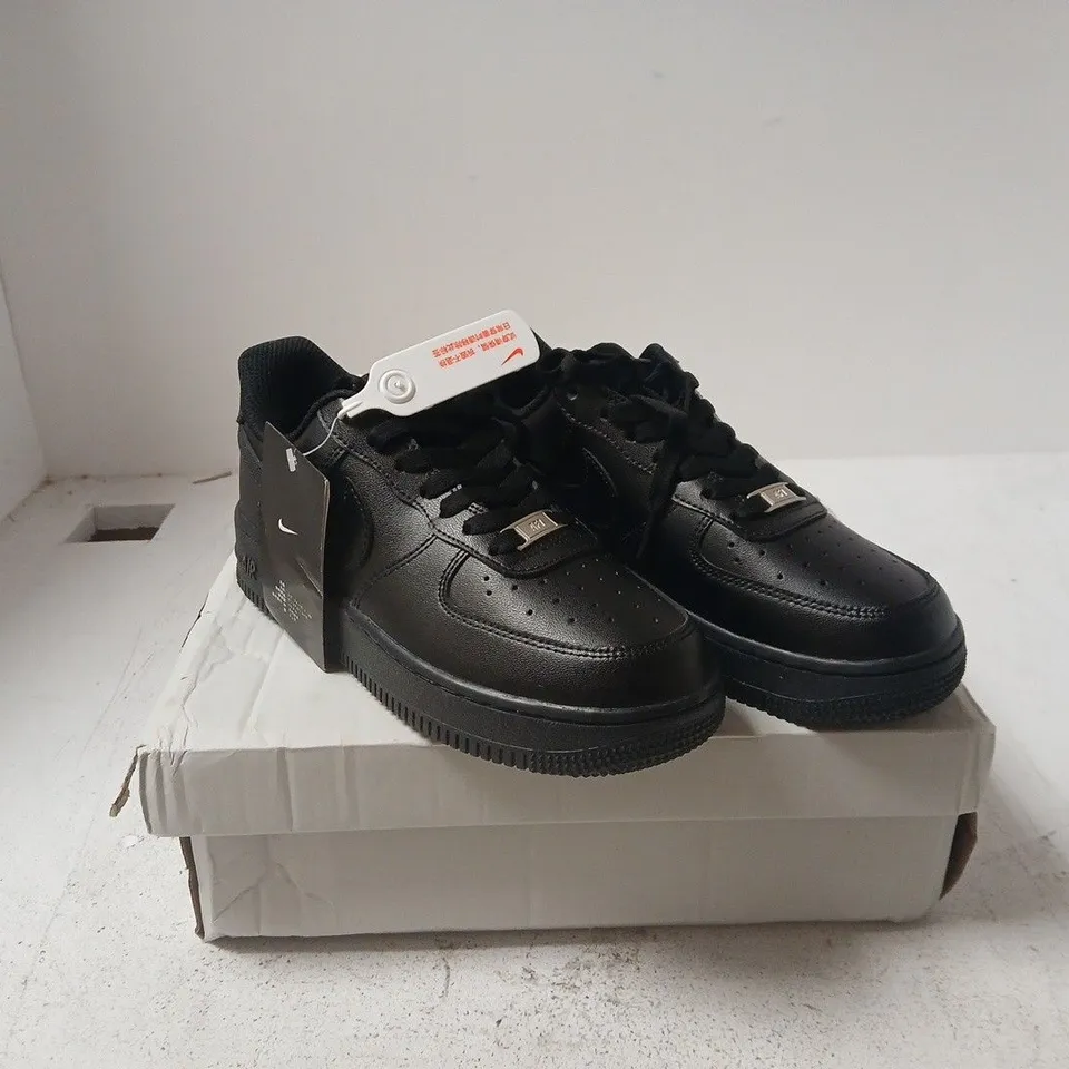 NIKE WOMENS AIR FORCE 1 '07 UK 4.5