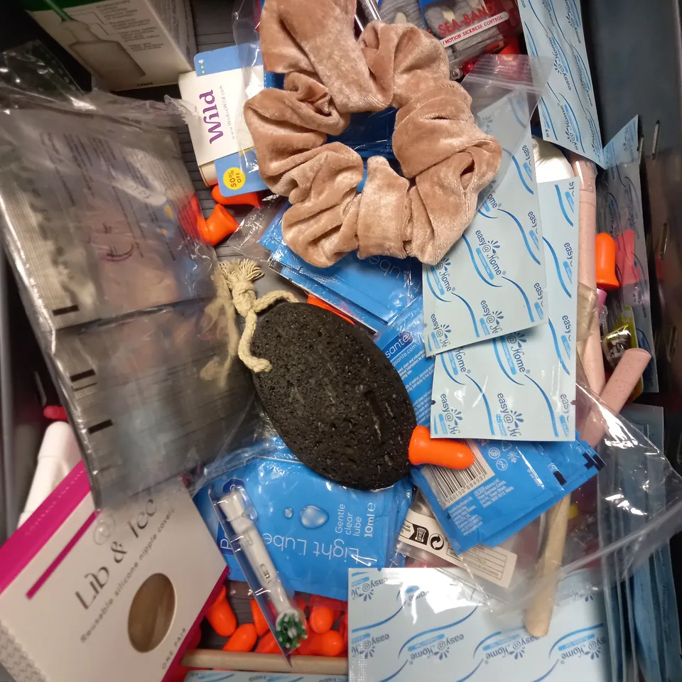 BOX OF APPROXIMATELY 20 ASSORTED HEALTH AND BEAUTY PRODUCTS TO INCLUDE CLEEN ENEMA, GILLETTE RAZORS, EARBUD CLEANING KIT ETC 