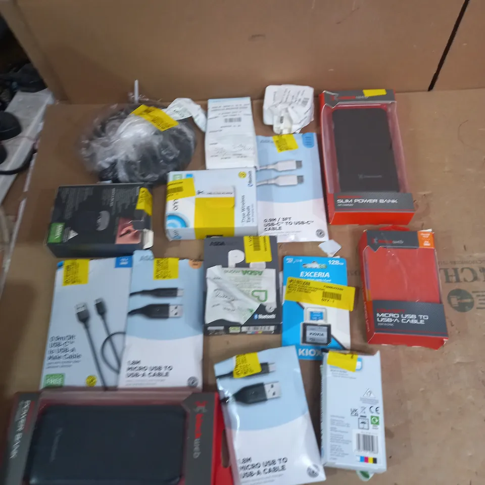 LOT OF APPROX 15 ASSORTED TECH ITEMS TO INCLUDE POWER BANKS, PHONE CABLES, EARPHONES ETC