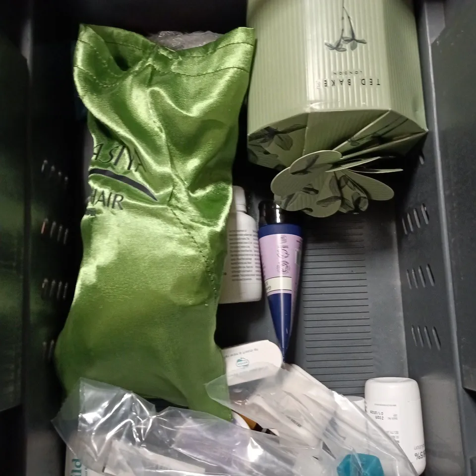 APPROXIMATEY 20 ASSORTED HEALTH AND BEAUTY PRODUCTS TO INCLUDE - IMPERIAL LEATHER BODY WASH - FEMFRESH WASH AND AESOP FACE CLEANSER