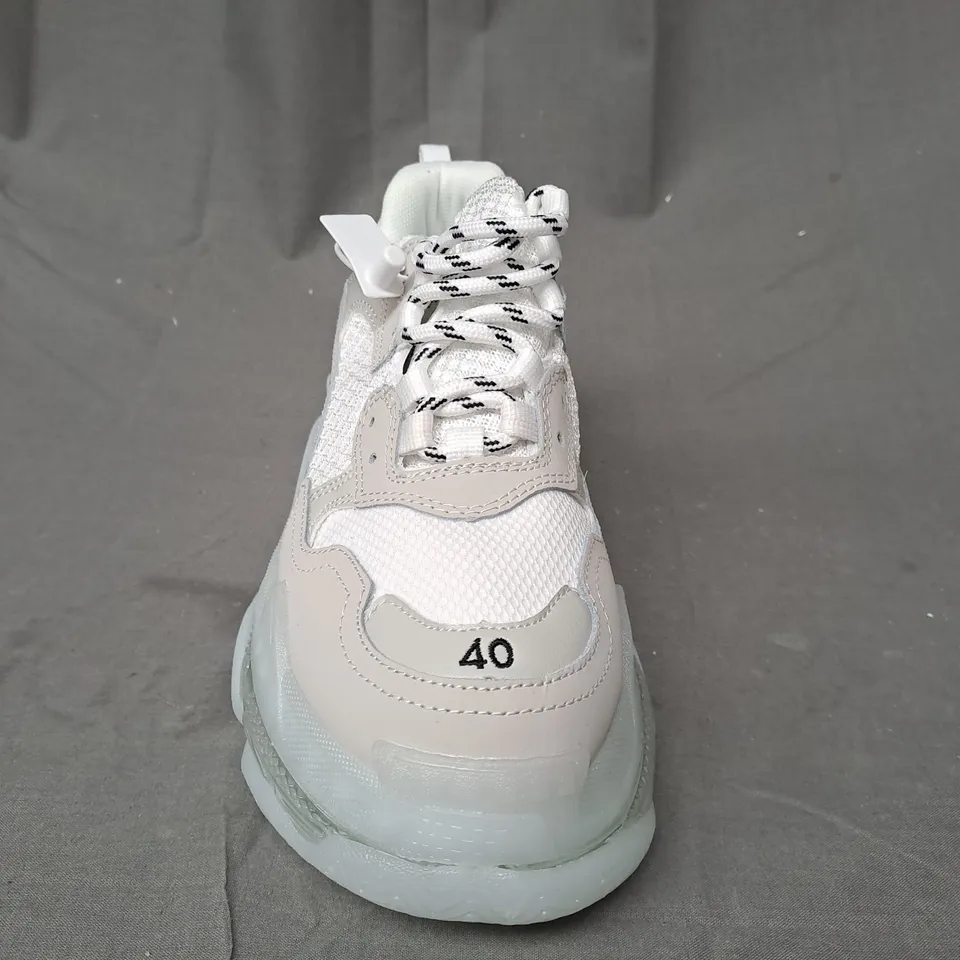 PAIR OF BALENCIAGA PLATFORM TRAINERS IN WHITE EU SIZE 40