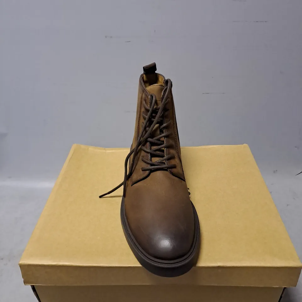 BOXED PAIR OF JONES FARNHAM BOOTS IN DARK BROWN SIZE 7