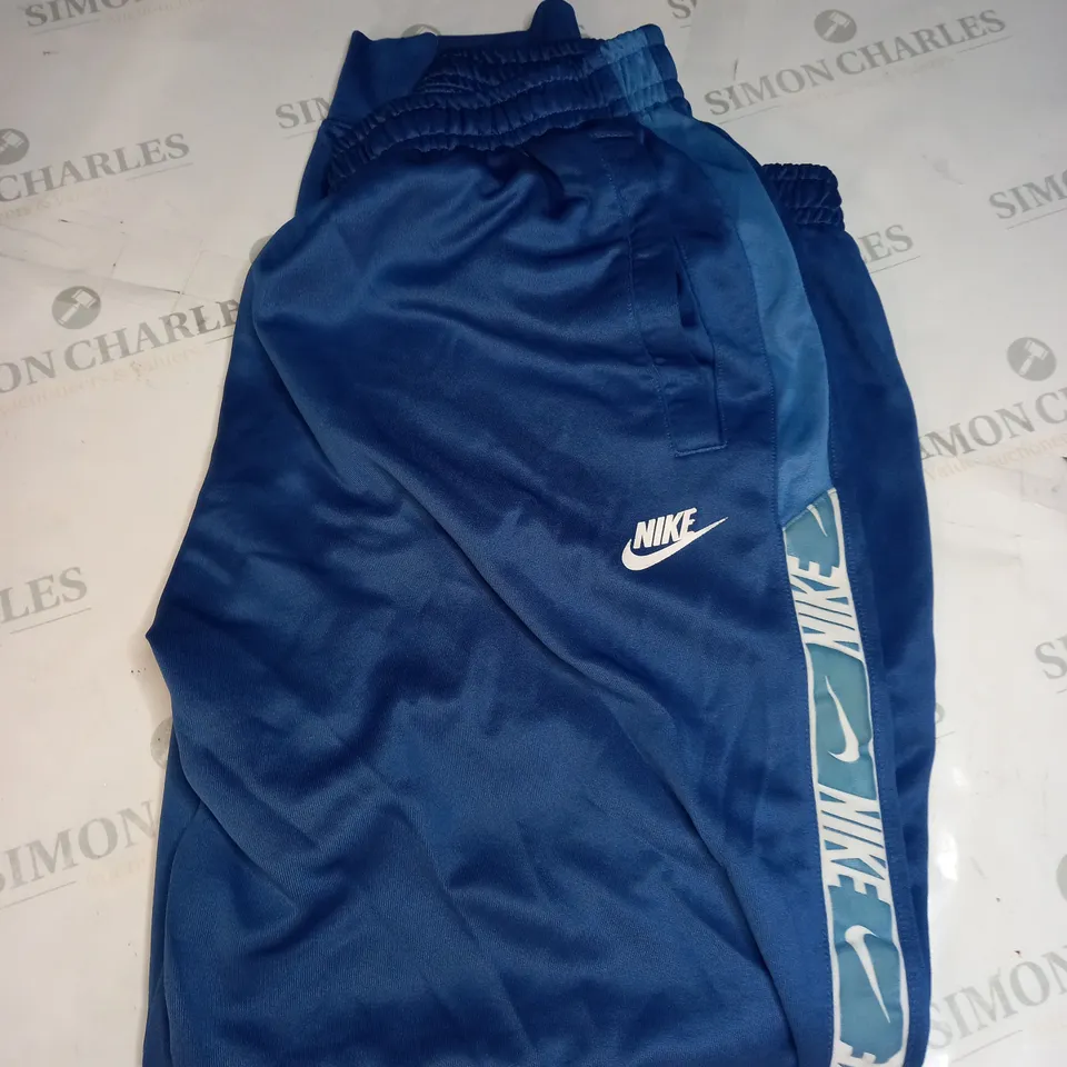 NIKE LOGO GRAPHIC TRACKSUIT BOTTOMS SIZE XXL