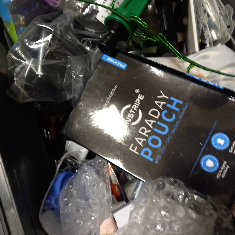 ASSORTED HOUSEHOLD ITEMS 