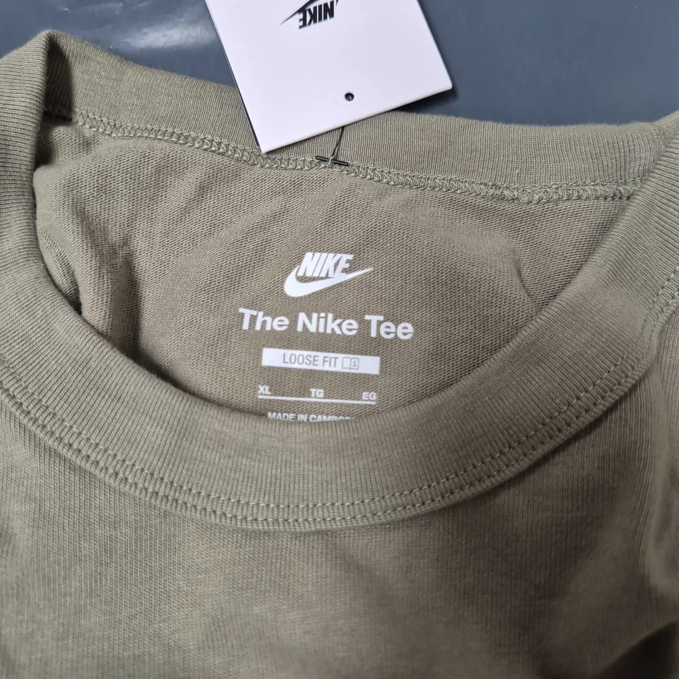 NIKE THE NIKE TEE – OLIVE LOOSE FIT T-SHIRT, UK XL