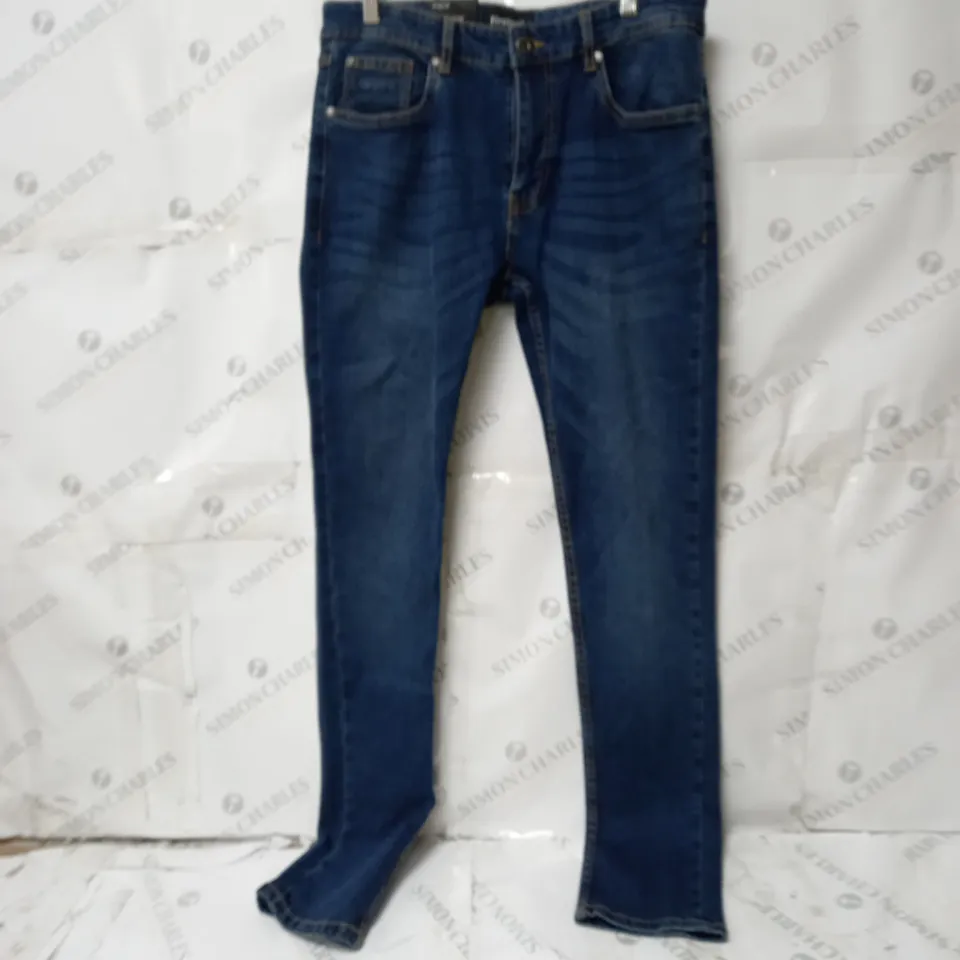 BOX OF ASSORTED CLOTHES APPROXIMATELY 13 TO INCLUDE JEANS, JUMPERS, T-SHIRTS ETC 