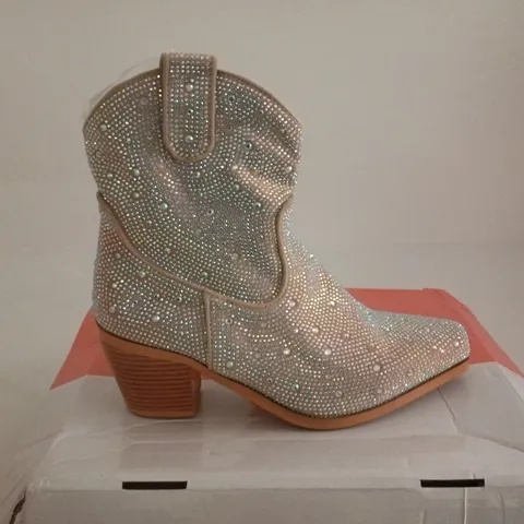 WOMEN'S RHINESTONE-EMBELLISHED ANKLE BOOTS WITH BLOCK HEEL – SILVER SIZE 39 BOXED