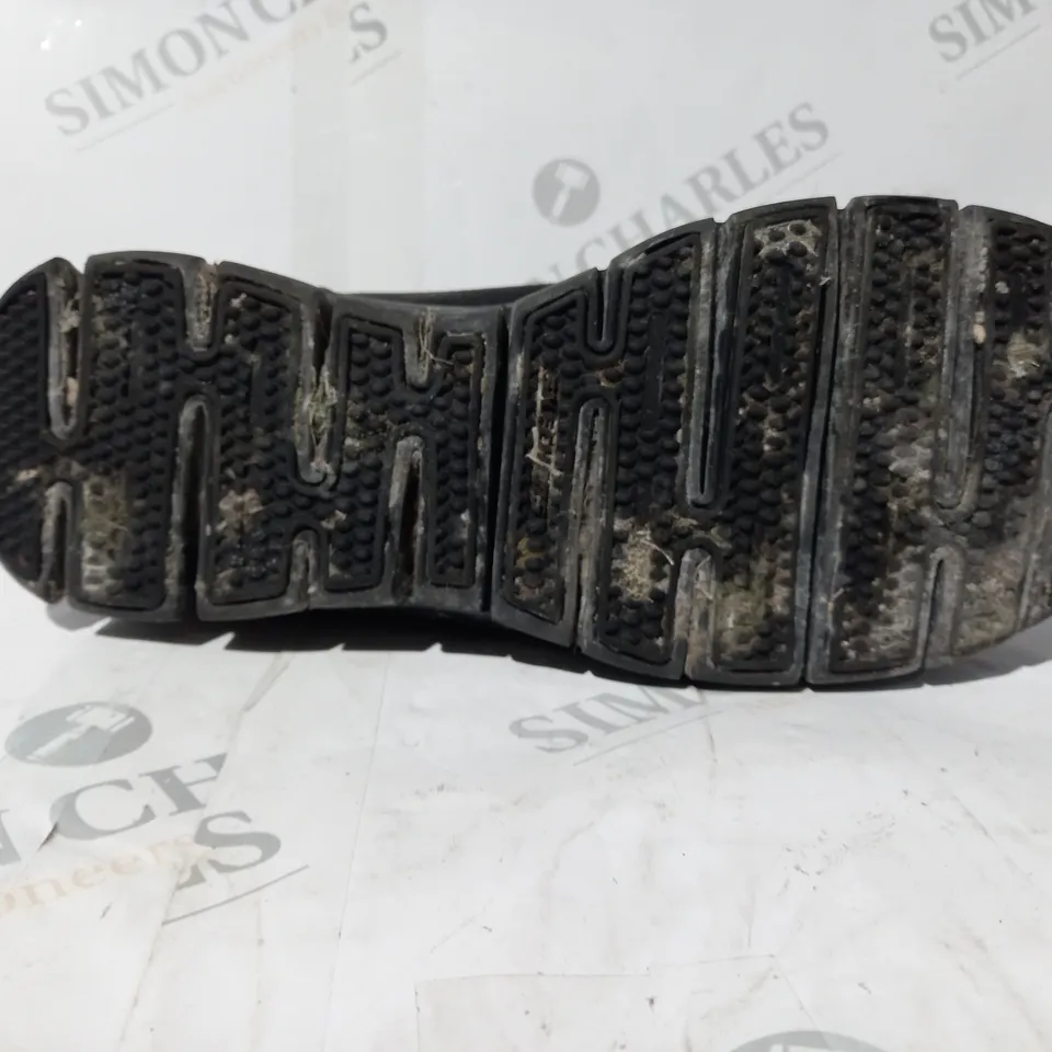 PAIR OF SKECHERS SYNERGY WARM TECH BOOTS IN BLACK UK SIZE 5.5