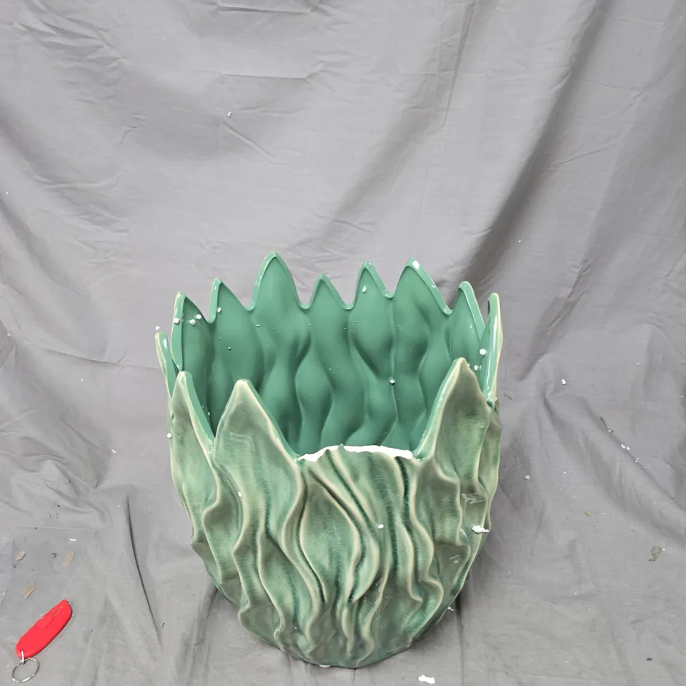 JOB LOT OF APPROXIMATELY 4 ASSORTED ITEMS TO INCLUDE: CERAMIC PLANT POT (CHIPPED)