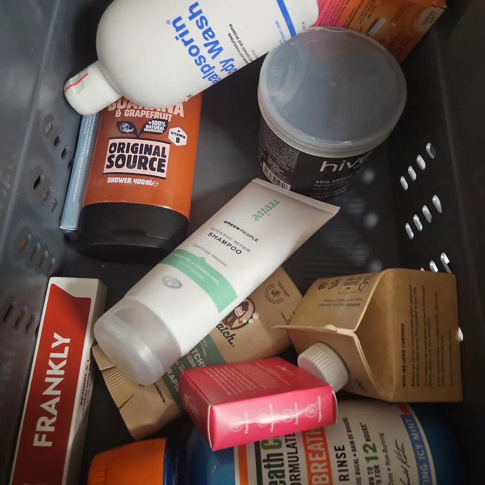 APPROXIMATEY 20 ASSORTED HEALTH AND BEAUTY PRODUCTS TO INCLUDE - GISOU HONEY INFUSED LIP OIL - SIMPLE EYE MAKE-UP REMOVER - DOVE BODY WASH - ETC