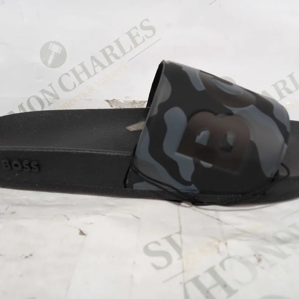 BOXED PAIR OF BOSS ARYEH SLIDERS IN BLACK/BLACK CAMO UK SIZE 9
