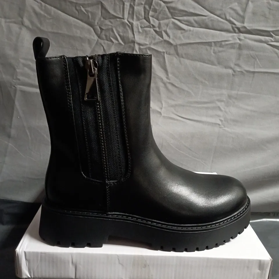 BLACK LEATHER ANKLE BOOTS WITH SIDE ZIP AND LUG SOLE - SIZE 37