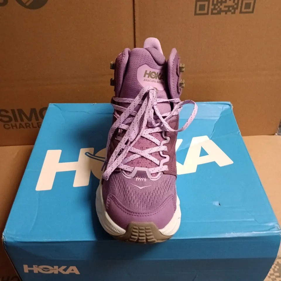 BOXED PAIR OF HOKA ANACAPA BREEZE MID WOMEN'S HIKING BOOTS - 6.5
