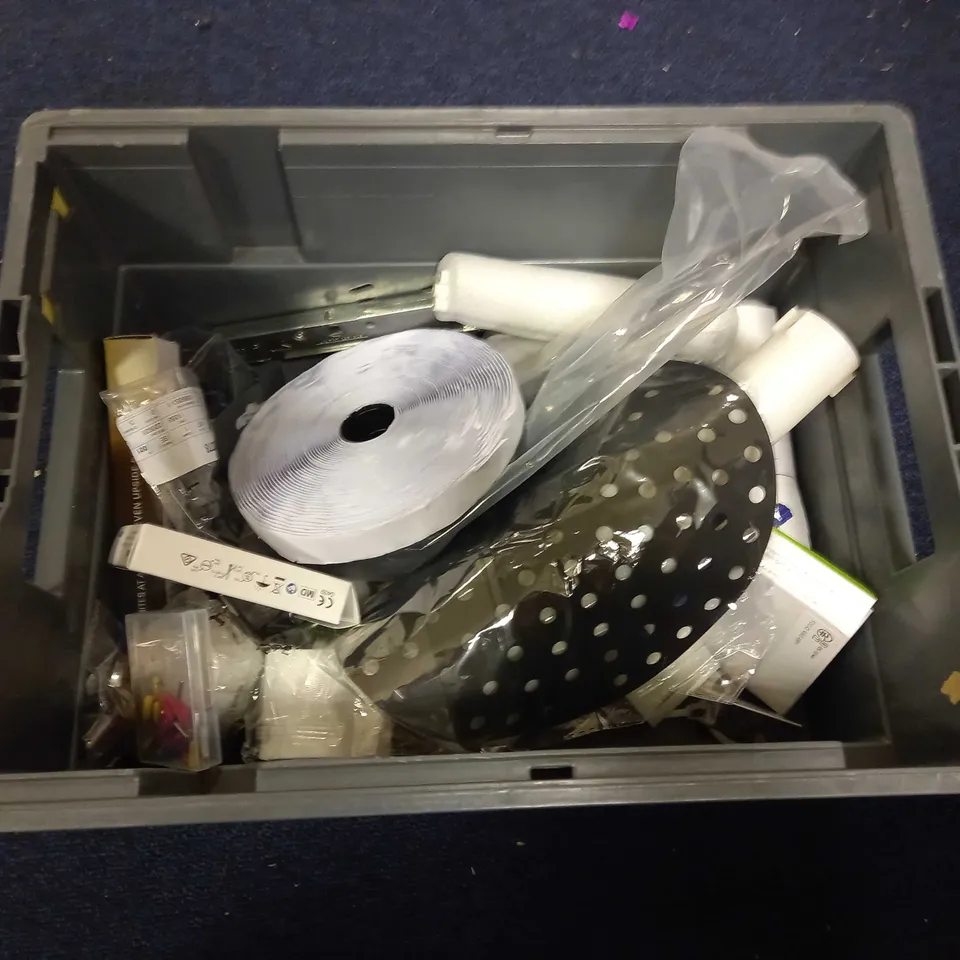 LOT OF ASSORTED HOUSEHOLD GOODS TO INCLUDE WEIGHTED STRAW SET, STANLEY TITAN KNIFE, AND COFFEE THROTHER ETC.