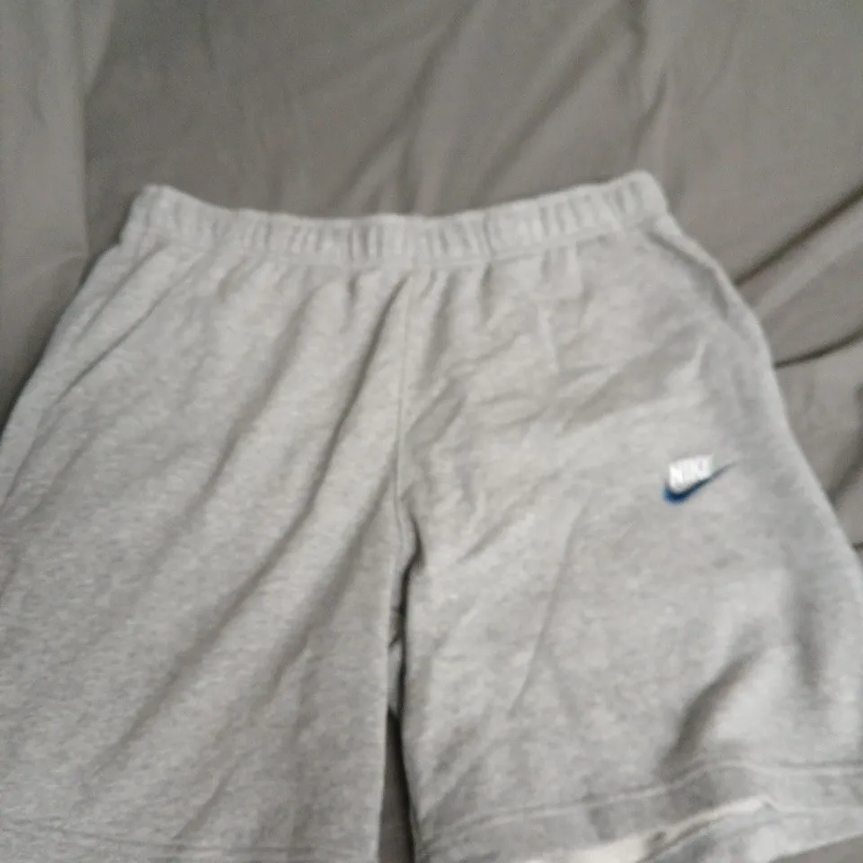 NIKE GREY SHORTS – MEN’S, SIZE L 