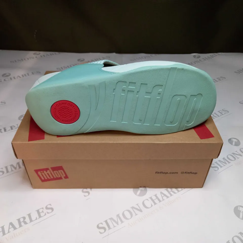 BOXED PAIR OF FITFLOPS WALKSTAR FINESTRIPE TOE-POST SANDALS IN SEA FOAM GREEN - UK 7