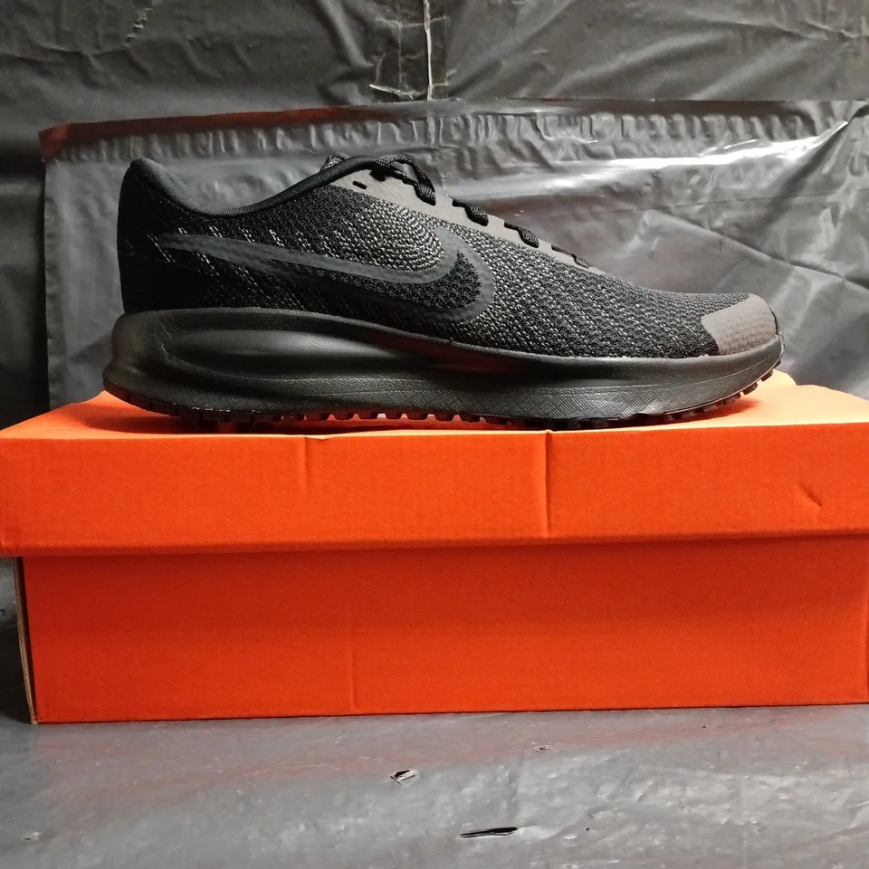 BOXED PAIR OF NIKE RUN DEFY TRAINERS IN BLACK SIZE UK 7