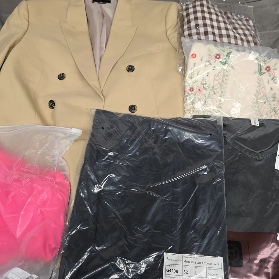 APPROXIMATELY 35 ASSORTED CLOTHING ITEMS IN VARIOUS SIZES, STYLES & COLOURS TO INCLUDE CARGO TROUSERS, BLAZER, SHIRT, ETC - COLLECTION ONLY