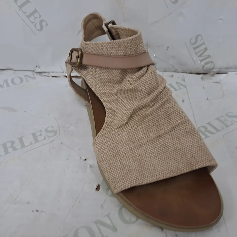 BLOWFISH MALIBU BURNSIDE FLAT SANDALS IN CASHEW - SIZE 4