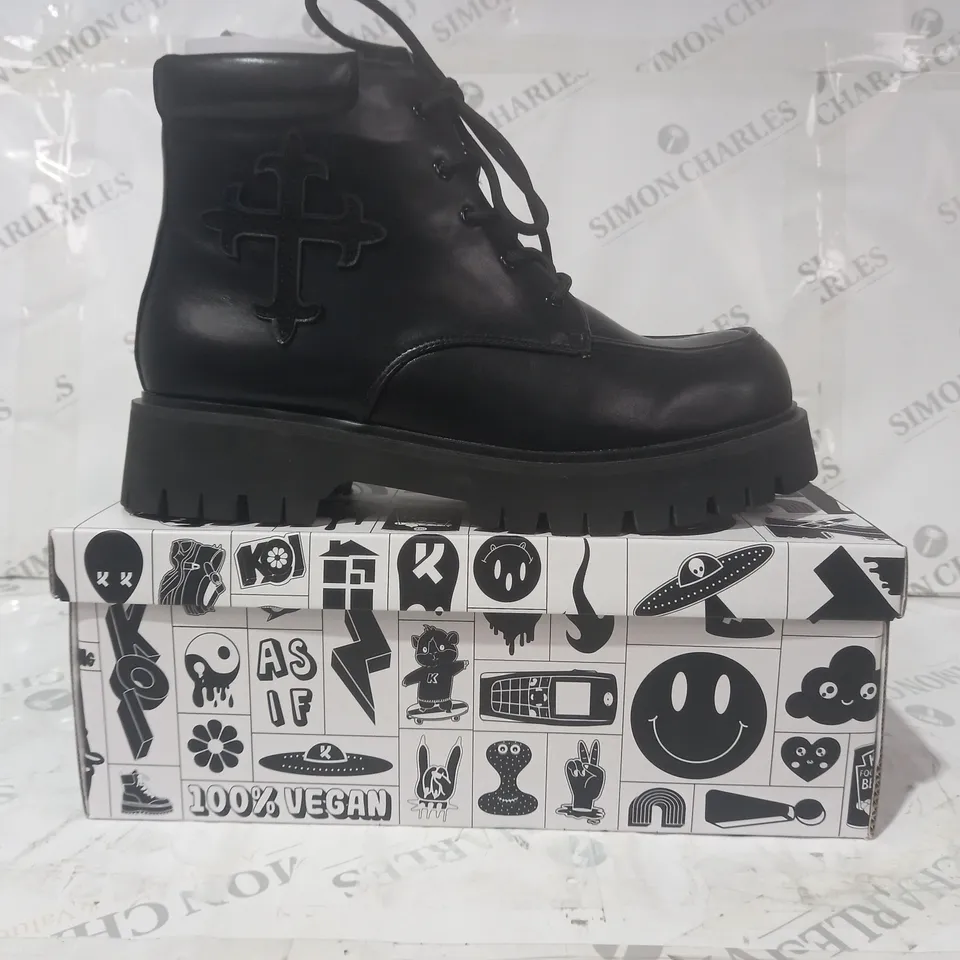 BRAND NEW BOXED PAIR OF KOI VEGAN LEATHER MORAL ALLIANCES MEN'S CROSS BOOTS IN BLACK UK SIZE 10
