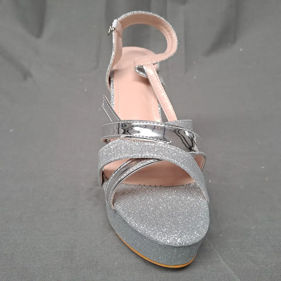 BOXED PAIR OF DESIGNER OPEN TOE HIGH BLOCK HEEL SANDALS IN METALLIC SILVER W. GLITTER EFFECT EU SIZE 39