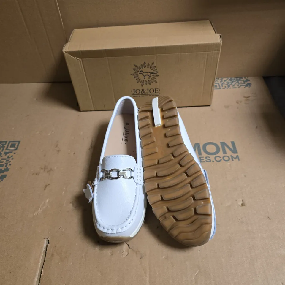 JO&JOE WHITE LEATHER LOAFERS WITH METAL BIT – UK 8