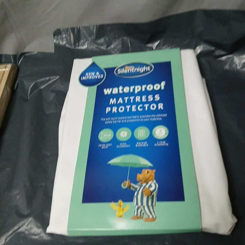BOX OF APPROXIMATELY 12 ASSORTED HOUSEHOLD ITEMS INCLUDING WATERPROOF MATTRESS PROTECTOR , PICTURE FRAME KIT AND AIR FRYER LINERS 