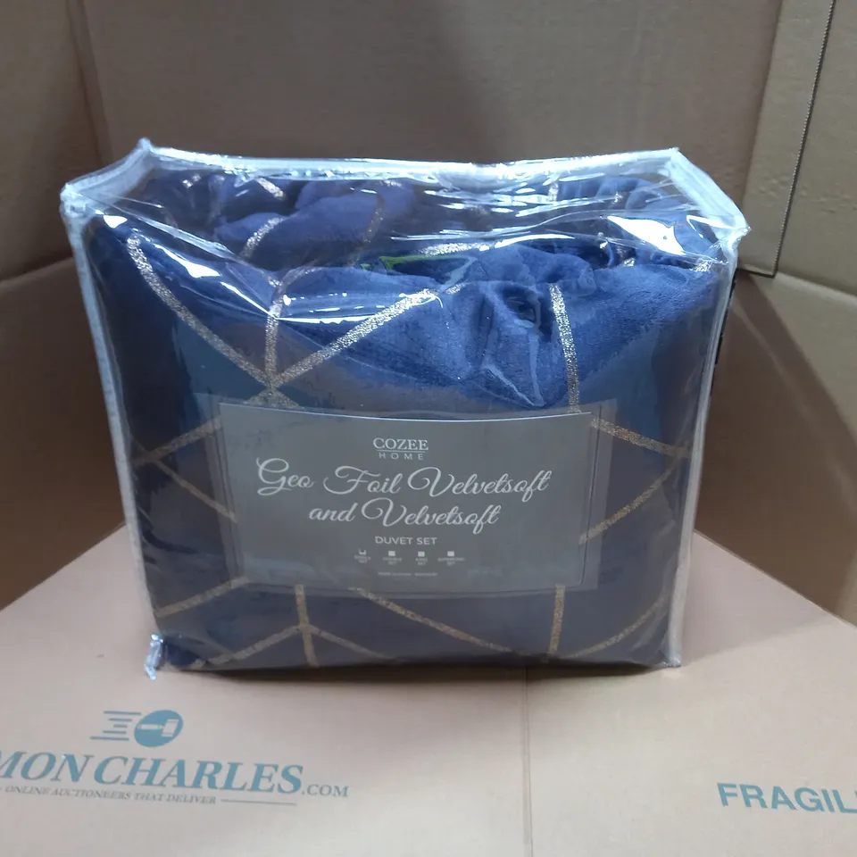 BRAND NEW COZEE HOME GEO FOIL VELVET SOFT DUVET SET IN DARK BLUE - SINGLE 