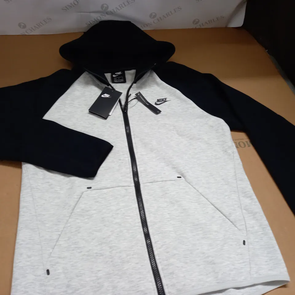 NIKE STANDARD FIT ZIP THROUGH HOODIE - L
