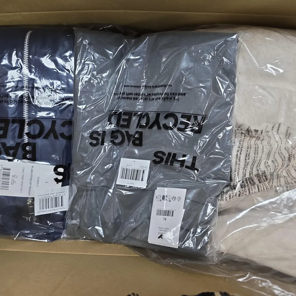 APPROXIMATELY 15 ASSORTED CLOTHING ITEMS IN VARIOUS SIZES, COLOURS & STYLES TO INCLUDE PLUSH FITTED ZIP THROUGH, CLASSIC FLEECE HOODIE, HONEY PANT, ETC