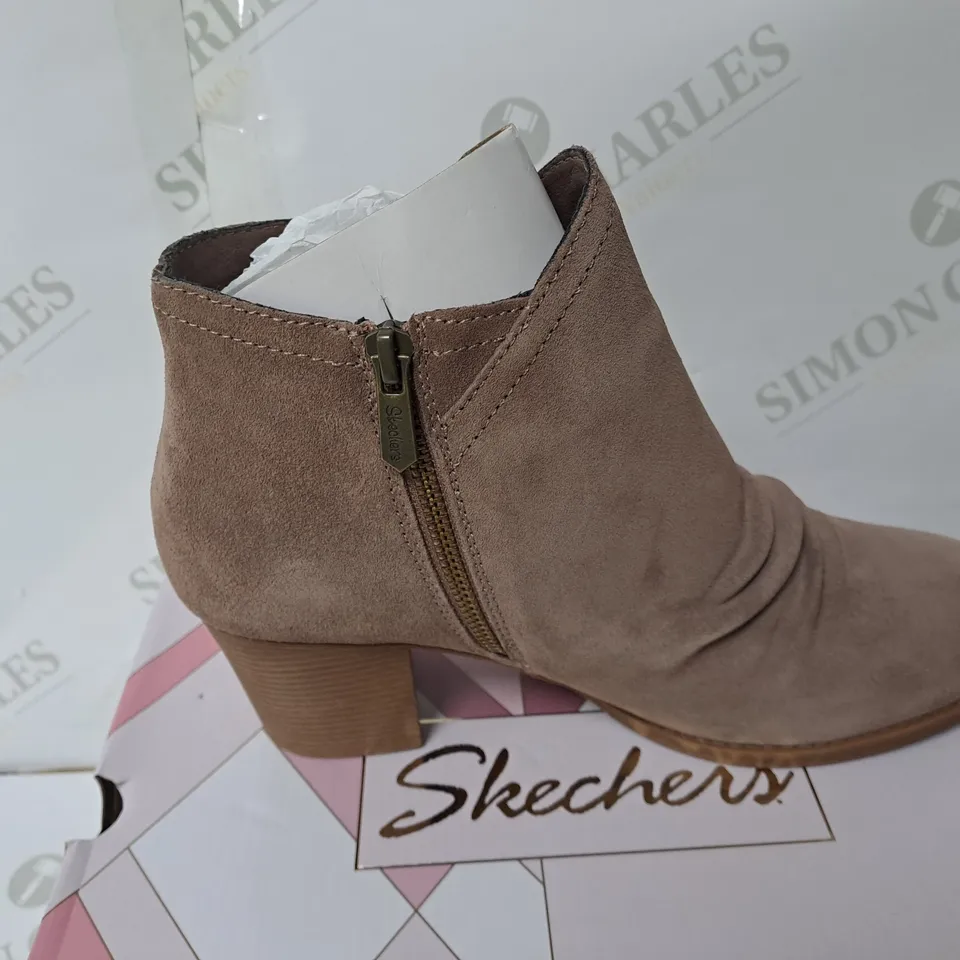 BOXED SKECHERS BIEGE HEELED ZIPPED BOOTS SIZE 6