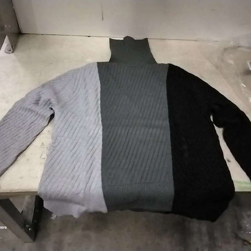 BOX OF 11 BADGLEY MISCHKA BLACK/GREY/LIGHT GREY TURTLE NECK MEDIUM