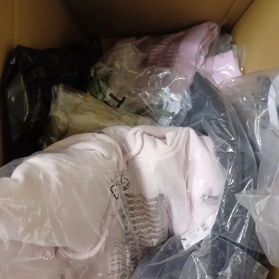 BOX OF APPROXIMATELY 20 ASSORTED CLOTHING PRODUCTS IN VARIOUS BRANDS & SIZES TO INCLUDE DENIM JACKET, BEATLES T-SHIRT, SKIRTS ETC