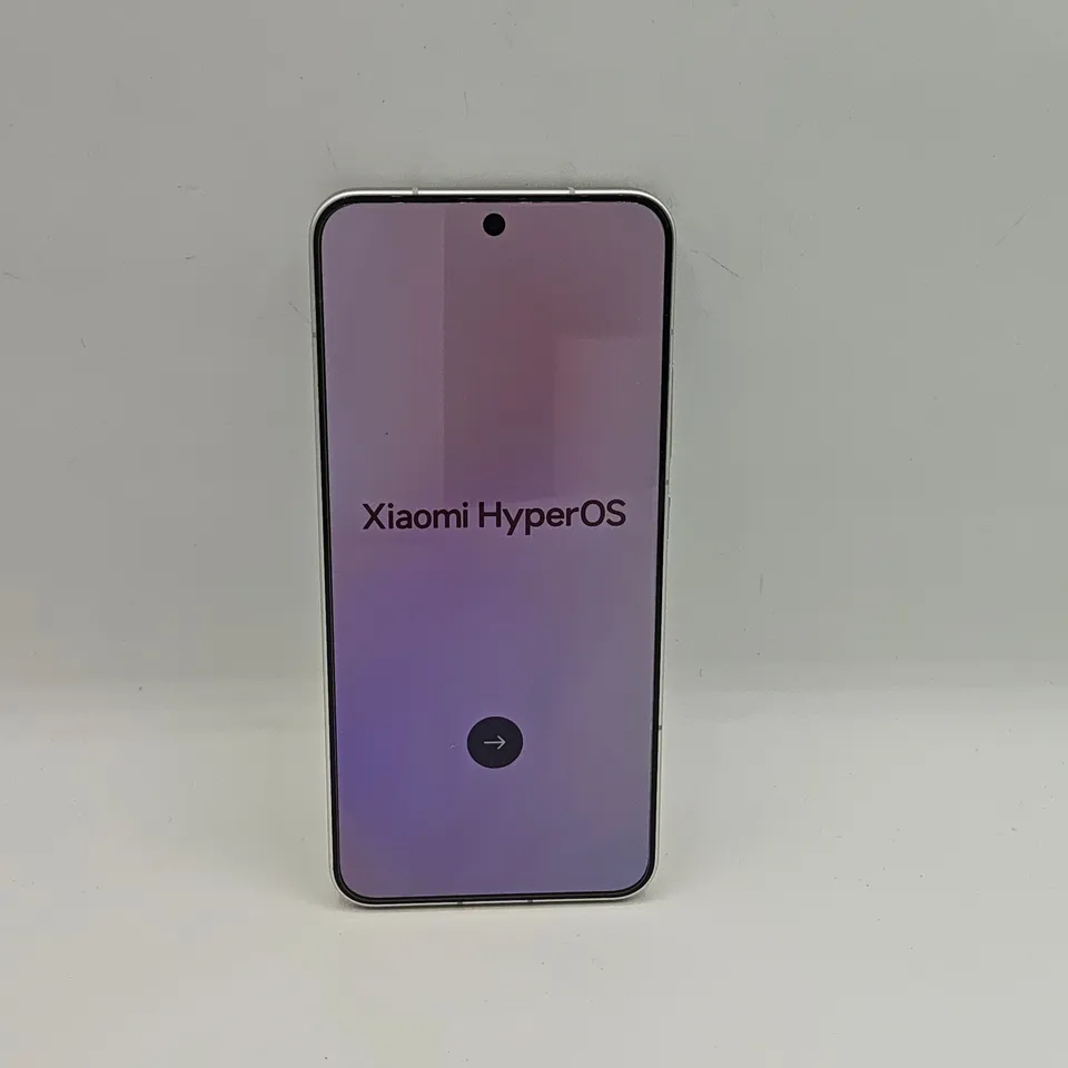 UNBOXED XIAOMI 15 256GB IN WHITE WITH BLACK CASE