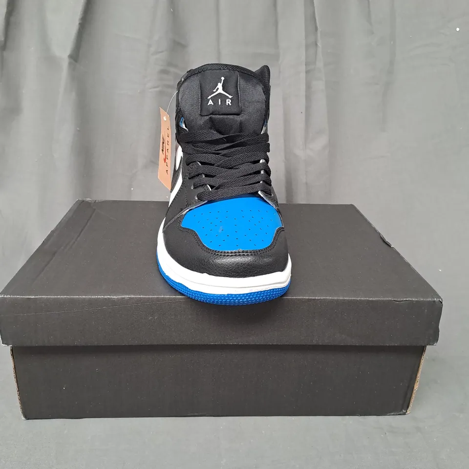 BOXED PAIR OF NIKE AIR JORDAN SHOES IN BLACK/WHITE/BLUE UK SIZE 5.5