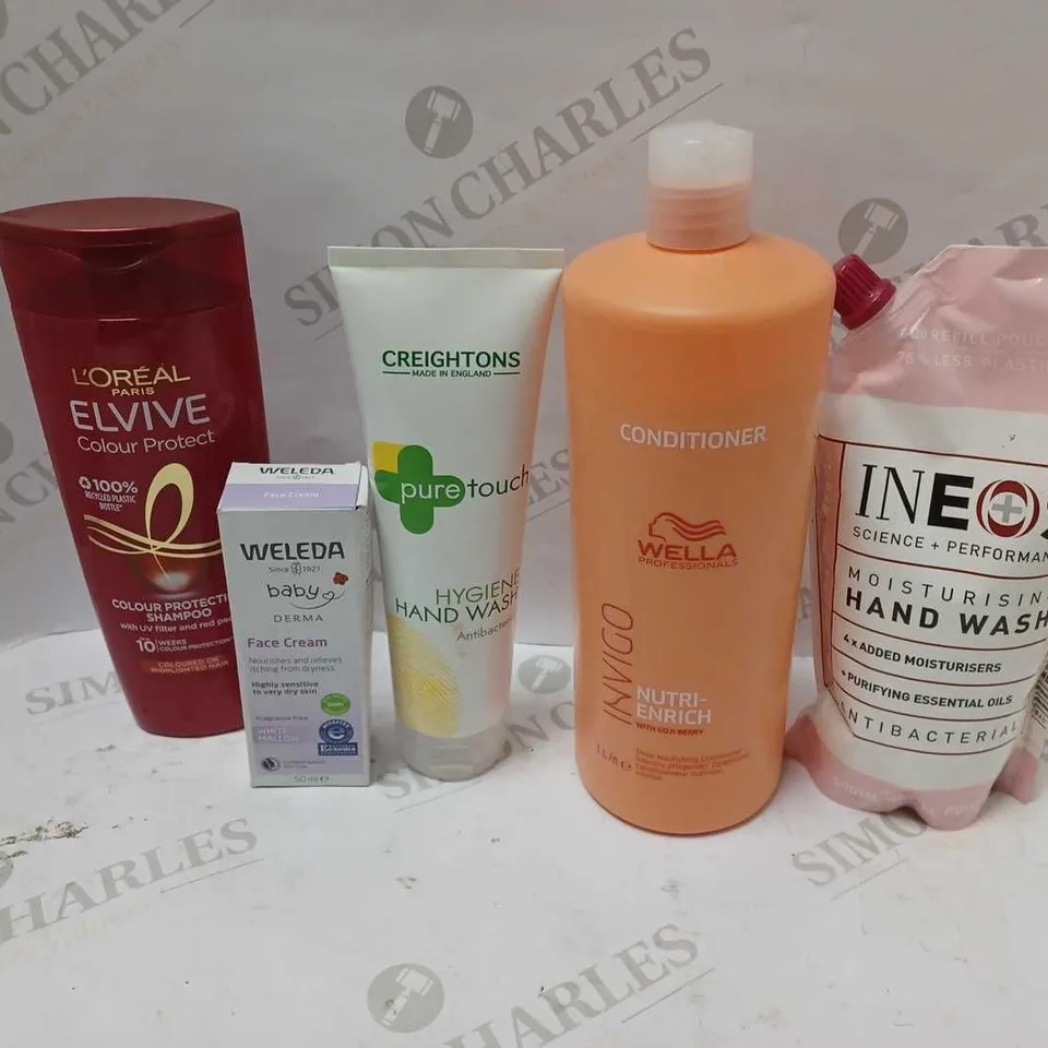 LOT OF APPROXIMATELY 25 COSMETICS ITEMS TO INCLUDE LOREAL PARIS ELVIVE COLOUR PROTECT SHAMPOO, INVIGO WELLA PROFFESSIONALS CONDITIONER, CREIGHTONS PURE TOUCH HAND WASH, ETC