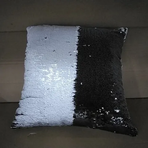 BRIXHAM CUSHION COVER IN BLACK/WHITE