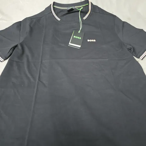 HUGO BOSS SLOGAN TEE - SIZE LARGE
