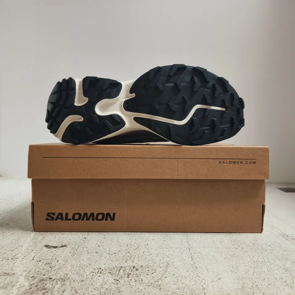 BOXED PAIR OF SALOMON XT-6 TRAINERS IN VANILLA ICE/SILVER/LILAC ASH SIZE UK 4.5