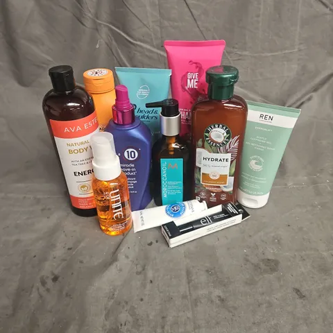 APPROXIMATELY 20 ASSORTED HEALTH & BEAUTY PRODUCTS TO INCLUDE - MOROCCANOIL HAIR TREATMENT - REN CLEAN SKINCARE CLEANSING GEL - ELF EYESHADOW PRIMER - ETC